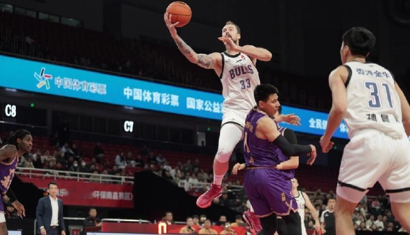今日，香港金牛篮球俱乐部在江西南昌出战第二届中国人寿CBA俱乐部杯首场分组赛。尽