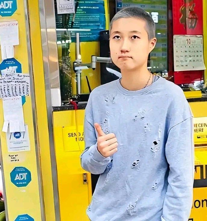 成龙女儿吴卓林这一路太苦了。1999年她出生，“小龙女”这个本带武侠意味的称呼成