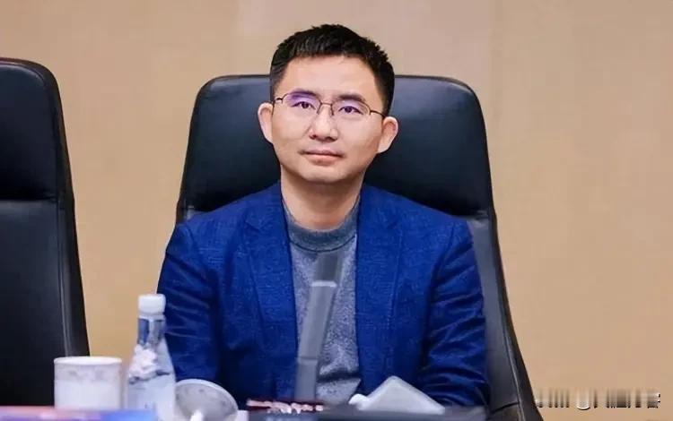 AI暴涨救了这家“烂公司”！夫妻档押注120亿存货，如今身家560亿

三年前还