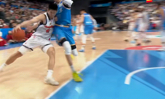 小将王洪泽这场交学费了，感受下国内顶级锋线和内线的天赋强度，锻炼价值挺大的北京男