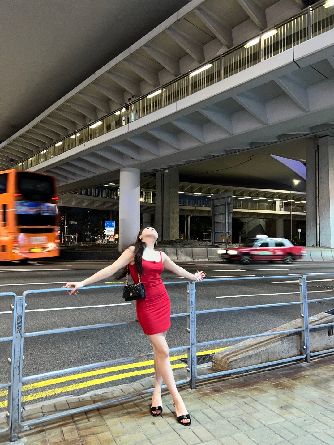 这套look在网络平台一部分香港男女大点评，“cheap”“三百都卖不到”“钵兰