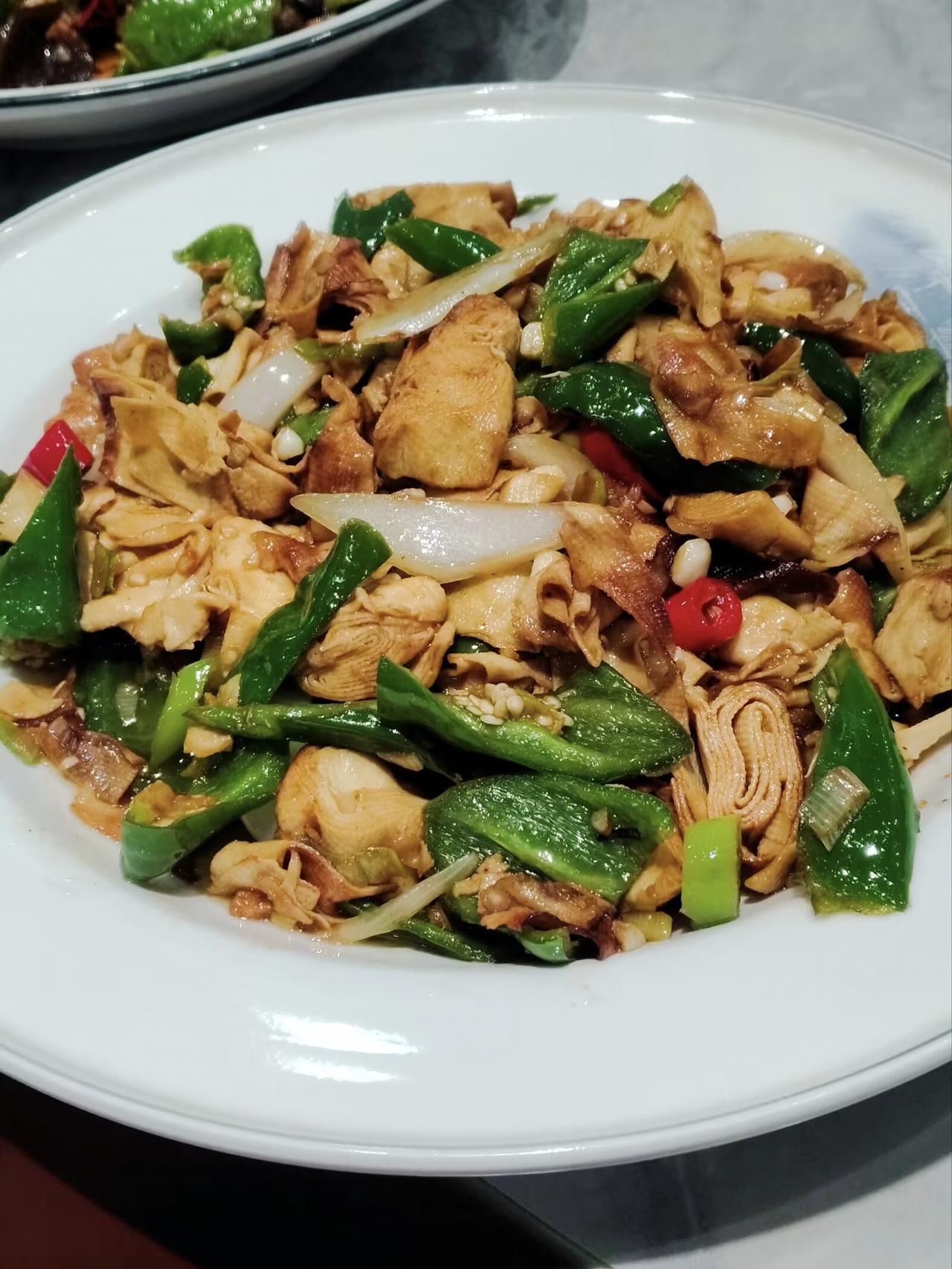 我婆婆在学校里就是个生活老师，退休后没事干就给自己找了个活，省得在家天天打牌。