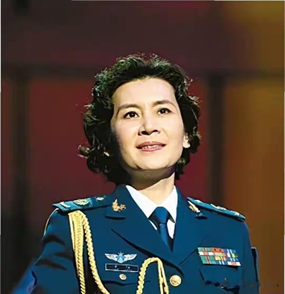 享受正军级待遇的这一位女演员好有气质啊，67岁了还这么优雅大气，她身材高挑，整个