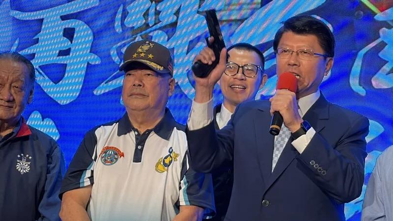 季麟连赠手枪挺谢龙介  盼终结赖清德本命区32年执政

国民党台南市党部退伍军人