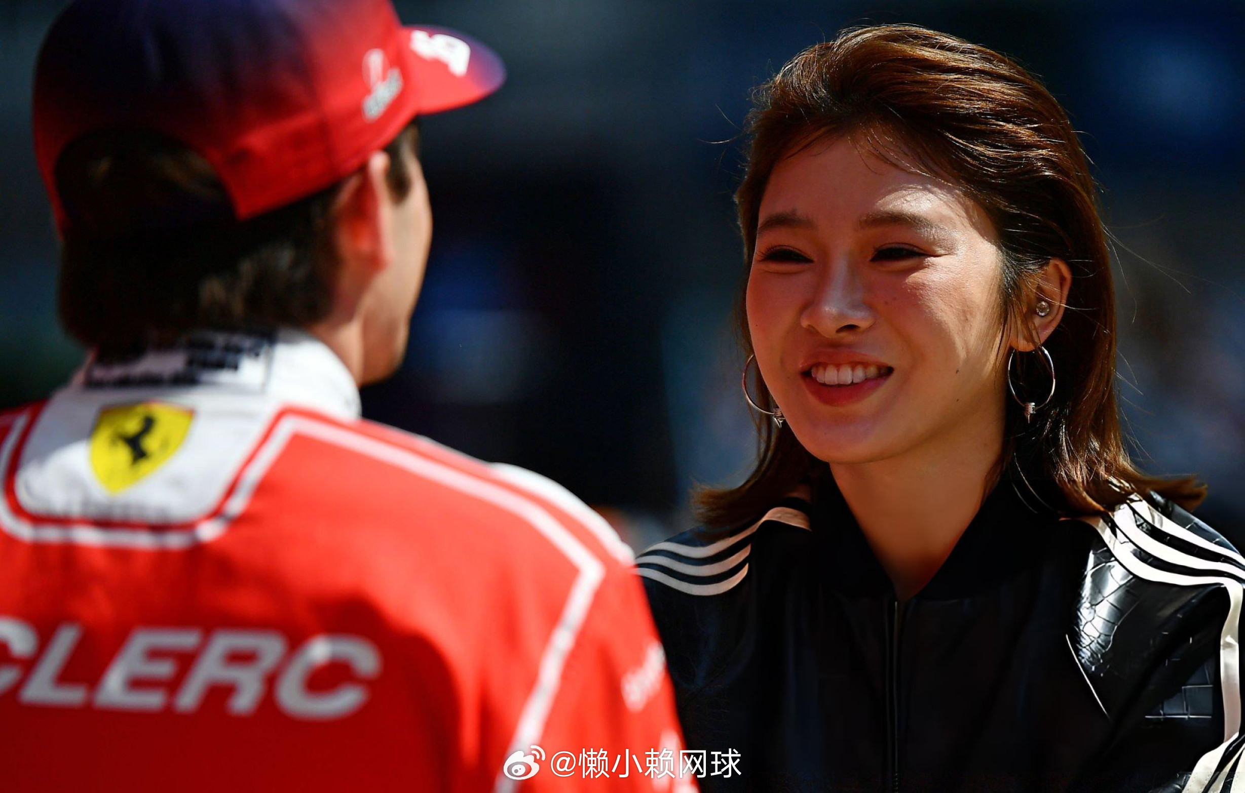 吴艳妮为拉塞尔颁奖 跨界同框🔥，2026 F1上海冲刺赛：吴艳妮为前三名拉塞尔