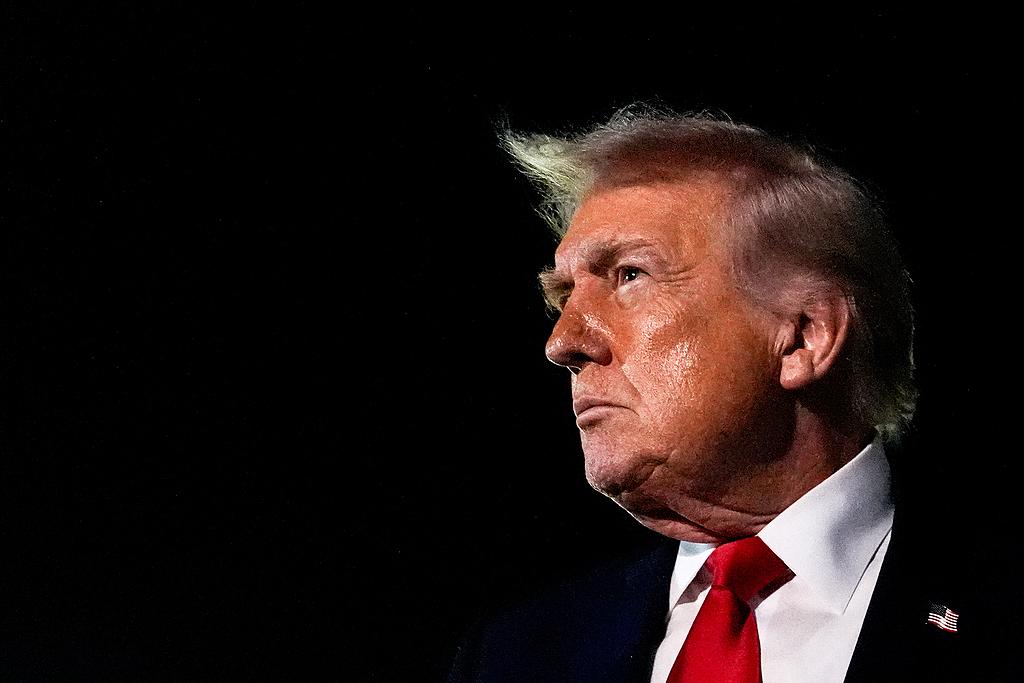 《经济学人》那张封面现在回头看真的绝了，特朗普举着手锯切割美国版图，头上MAGA