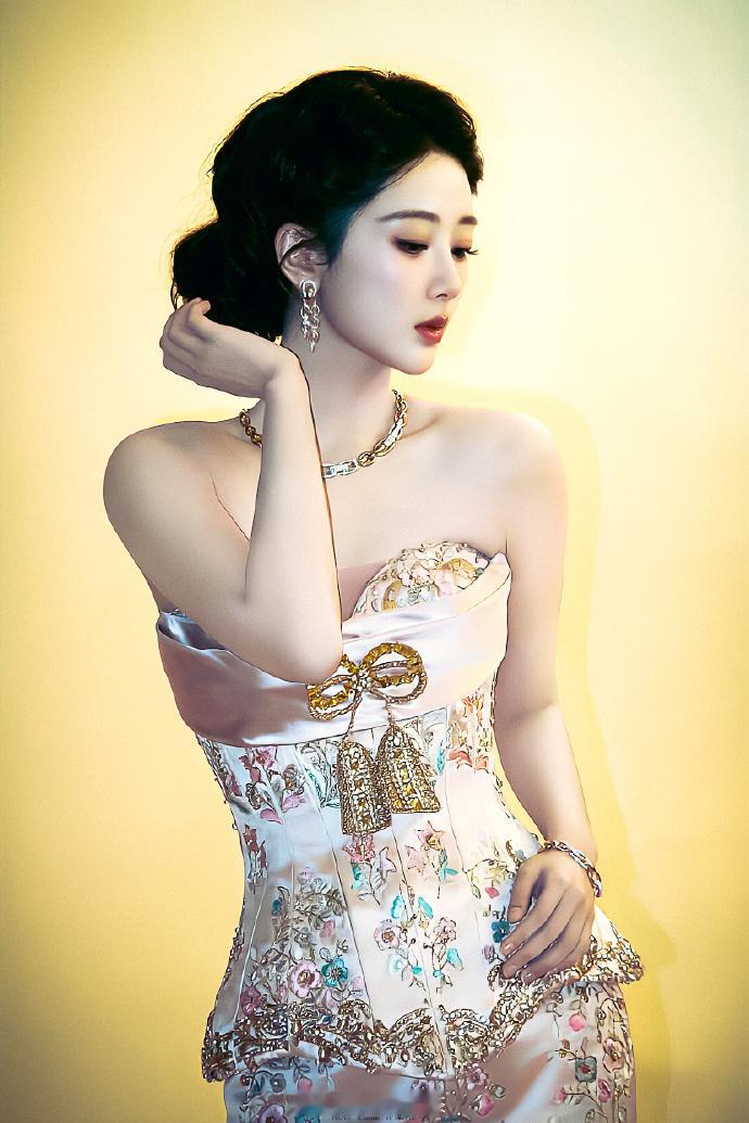 杨紫杨紫董竹君 yz杨紫玉兰花开君再来 “我深知我们的距离，但我始终相信我们会见
