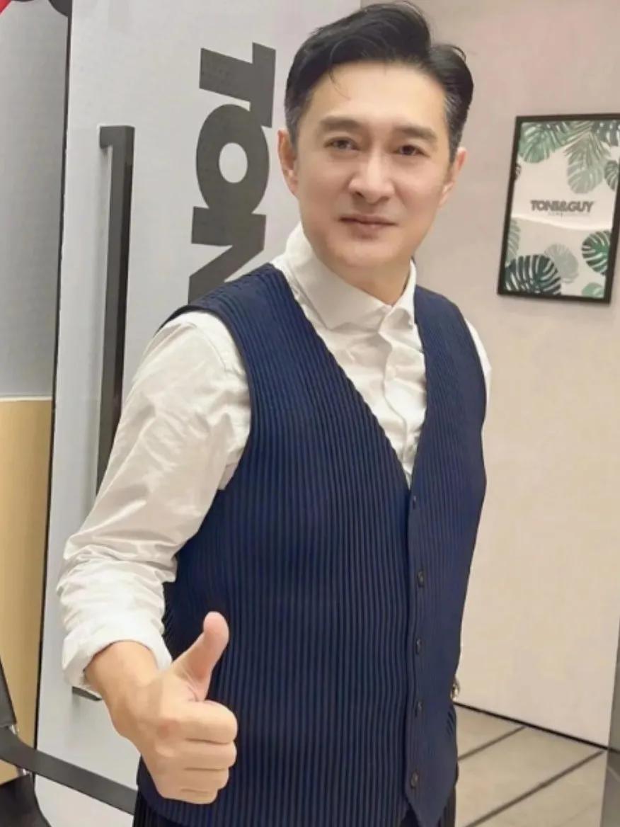 著名歌手黄安真是太敢说了！刚刚黄安发文揭秘当代汉奸现在都在干什么！
1，举报正能