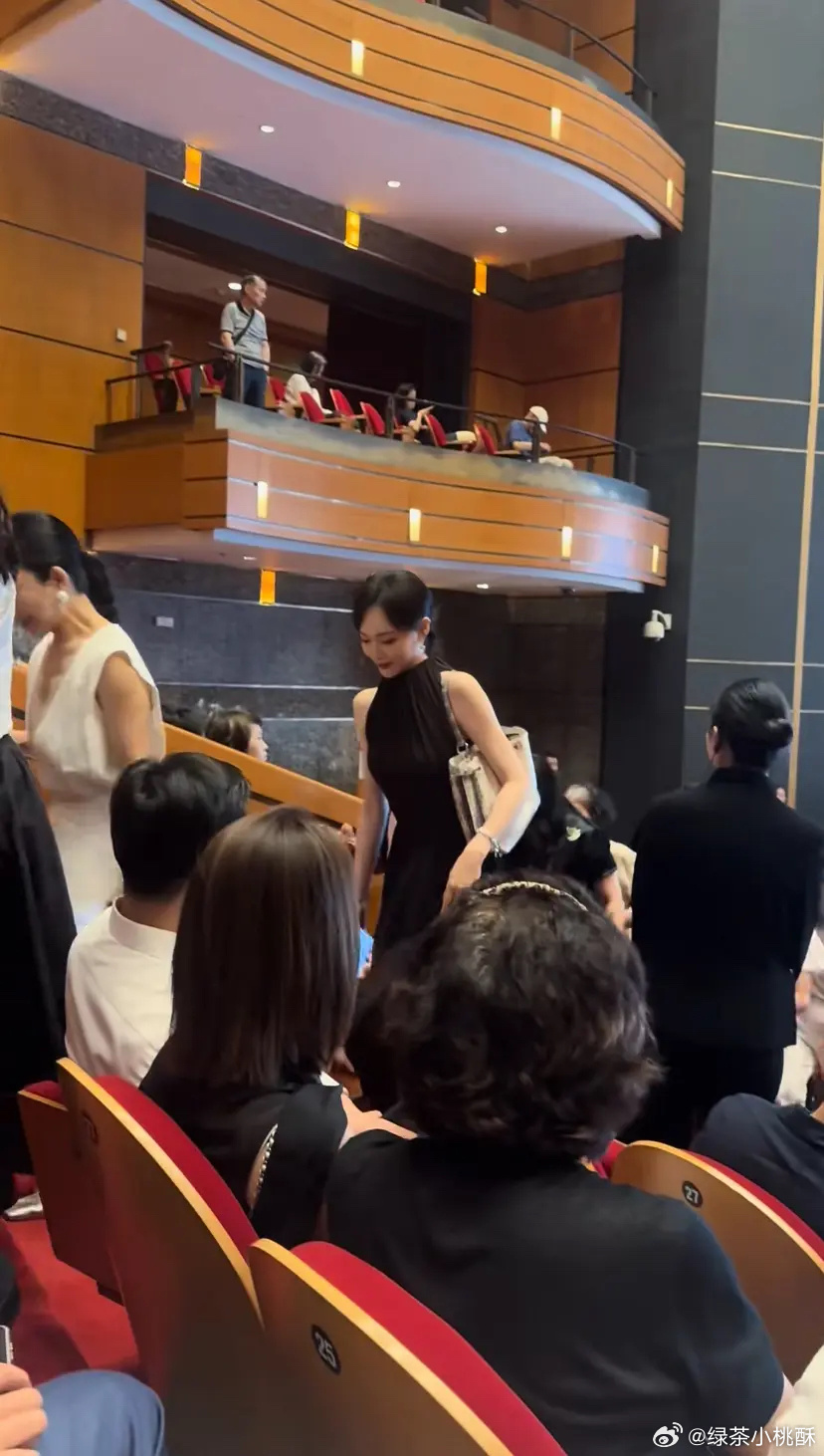 唐嫣参加女儿幼儿园汇演被偶遇，好漂亮，她身上那种上海女人妩媚的气质真的特别好看 