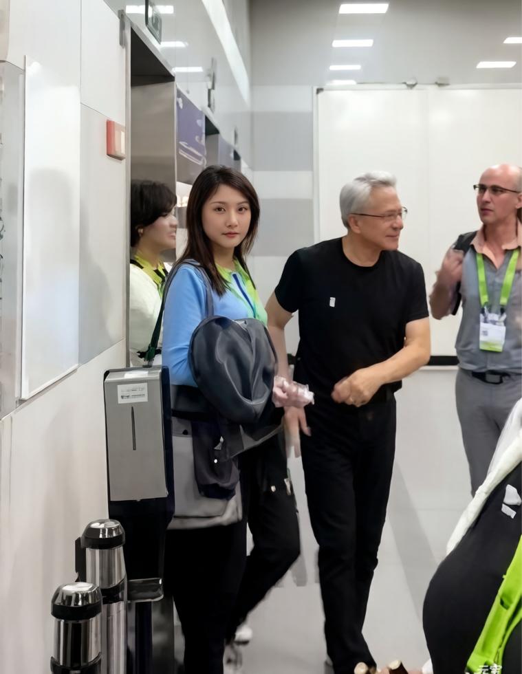 黄仁勋身旁的这位女助理，常被误读为“只是个拎包的”。三十出头的年纪，面容沉稳，身