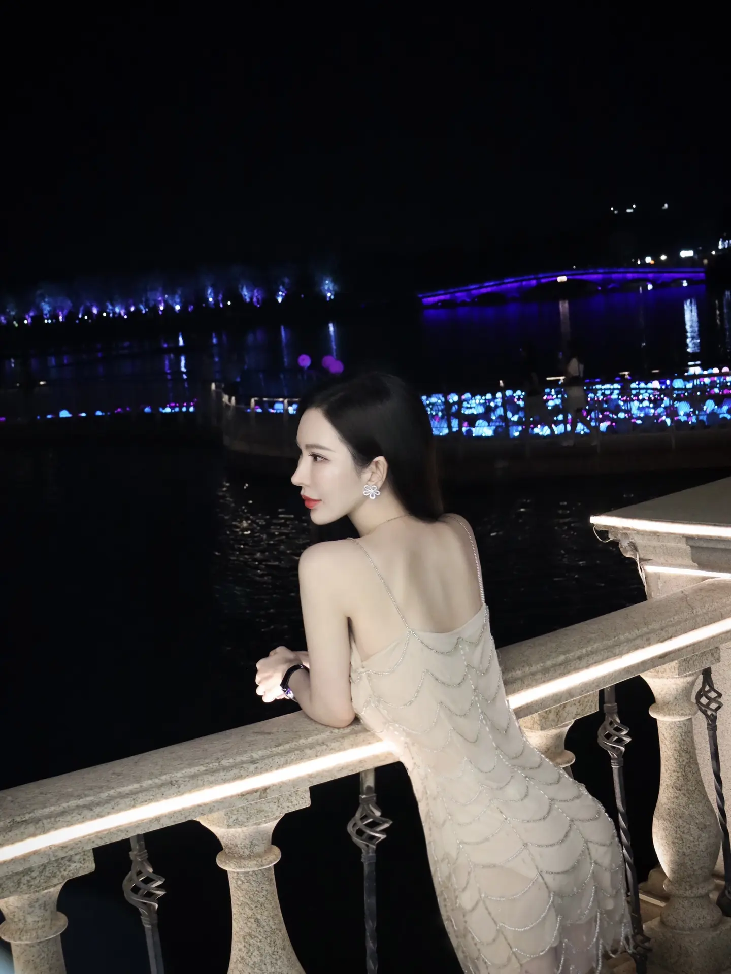 你简单，世界就是童话；心复杂，世界就是迷宫。 笑是我折射世界的棱镜，将...