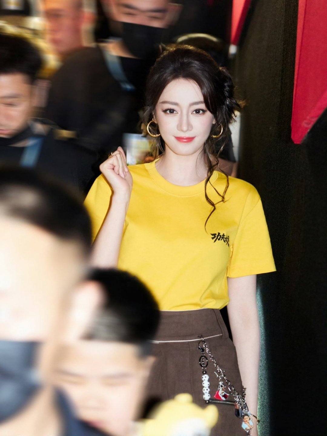 周星驰叫迪丽热巴巴爷 周星驰在《功夫女足》路演现场叫迪丽热巴为“巴爷”。原因是娱