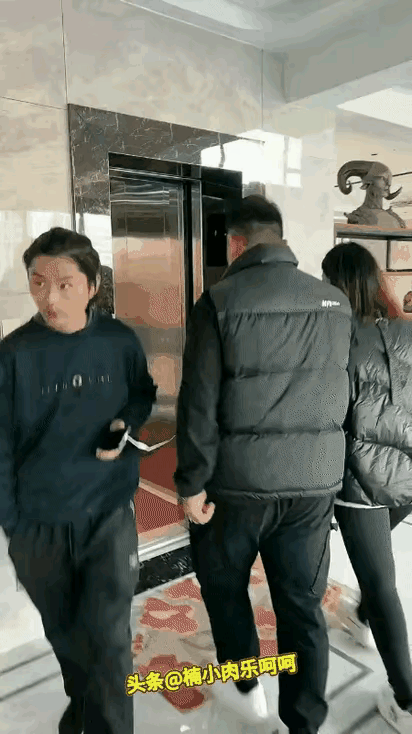 小蟊贼想来一个顺手牵羊，结果尴尬了，还不快跑，等着挨揍呢？看了三遍，不得不说，这