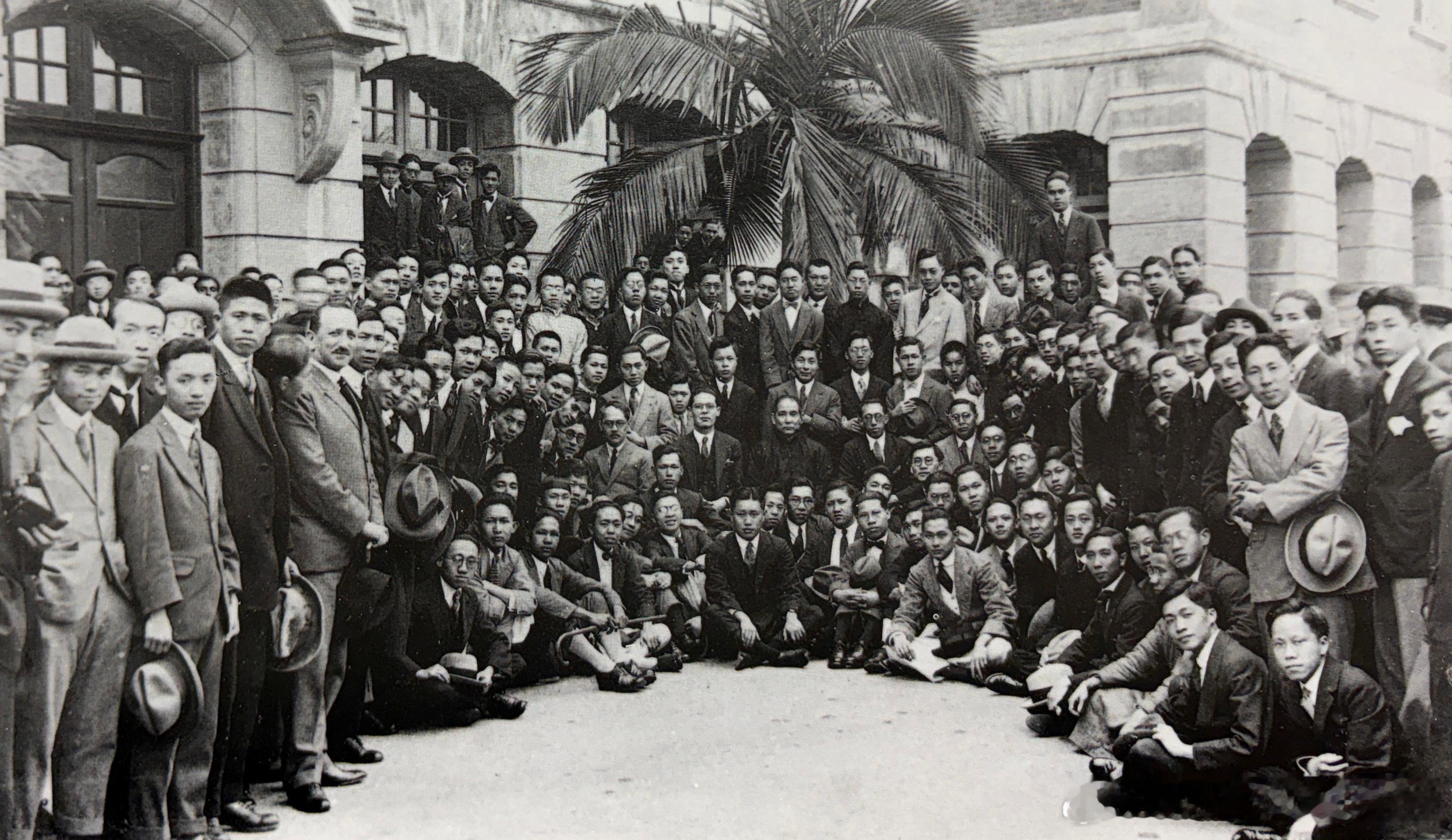 1923年2月20日孙中山在香港大学演说后与师生合影历史影像
