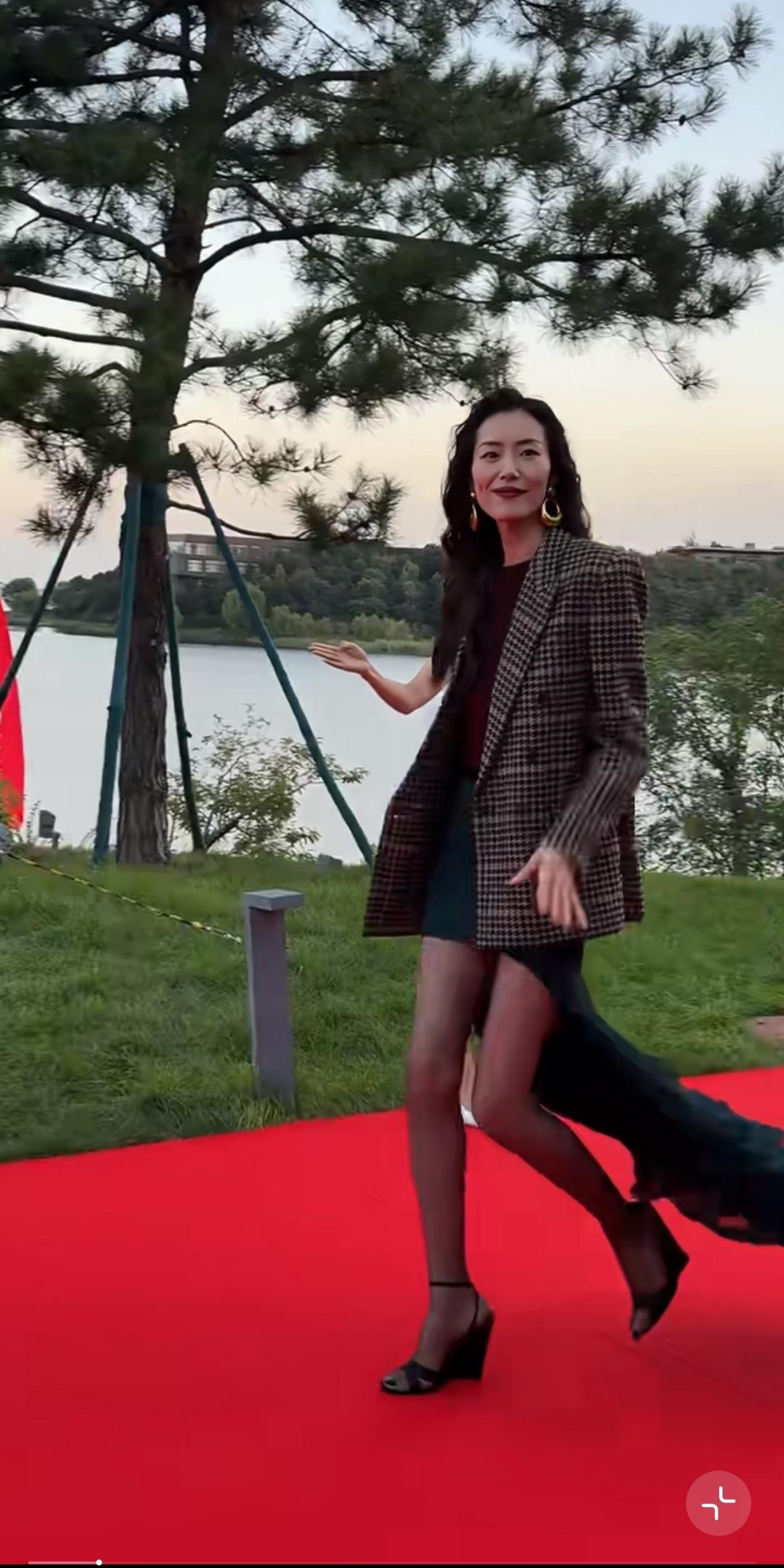 刘雯，身后这半块布是裙摆吗？看着好别扭？