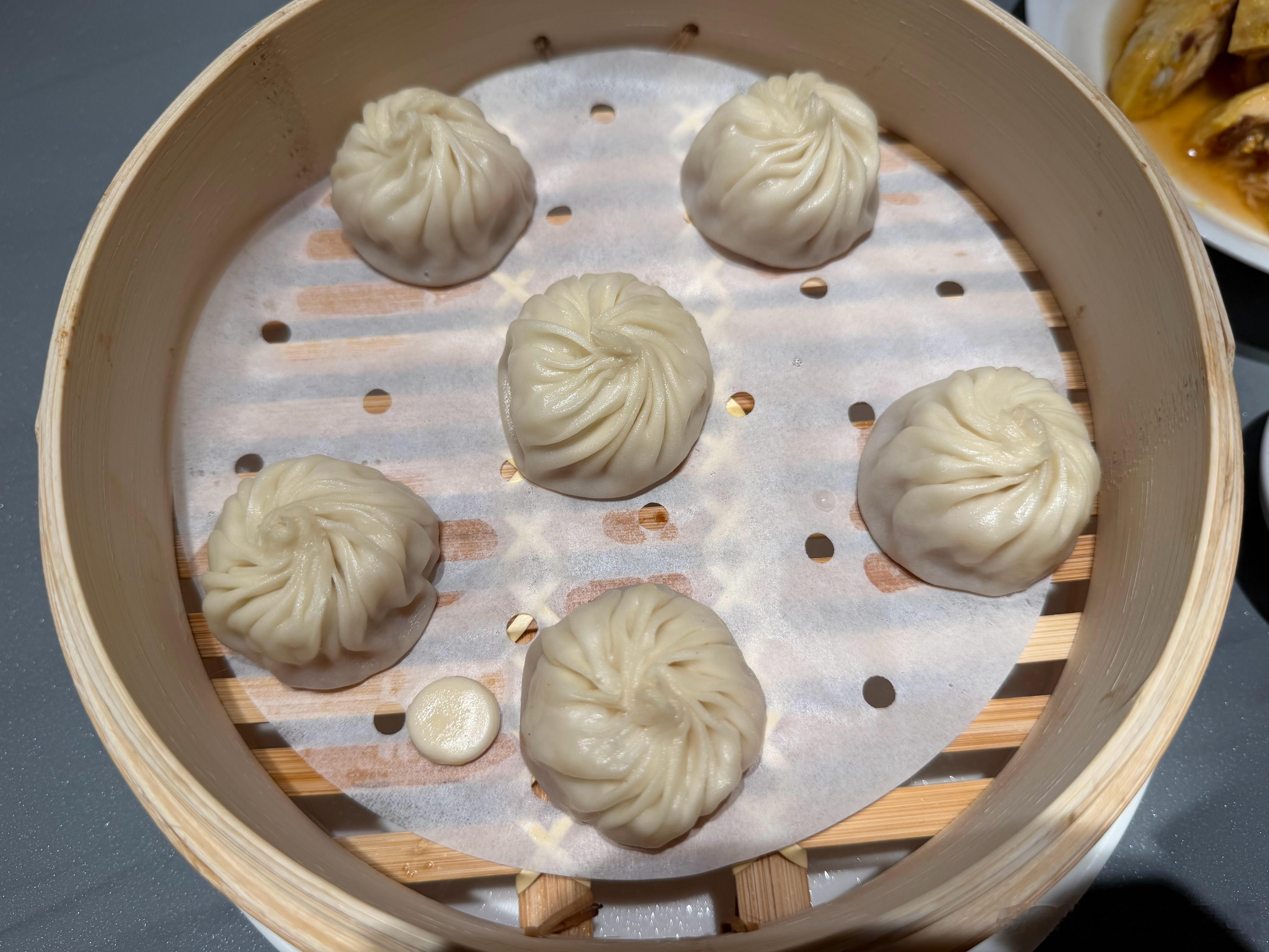 看到鼎泰丰再闭店的消息，倒也不觉得意外。以前人气旺的时候，排队太久，一直没怎么去