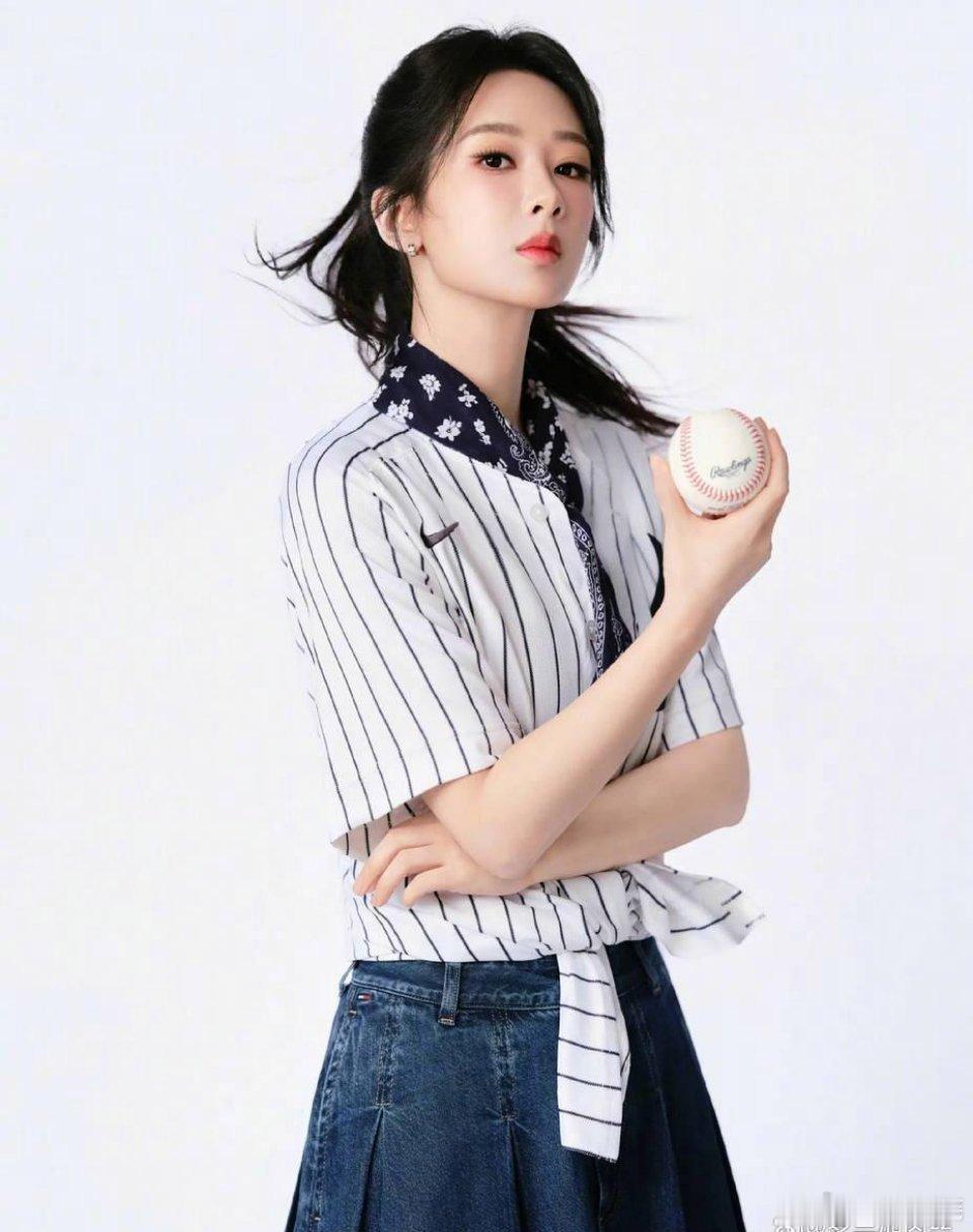 杨紫化身棒球少女又美又飒 