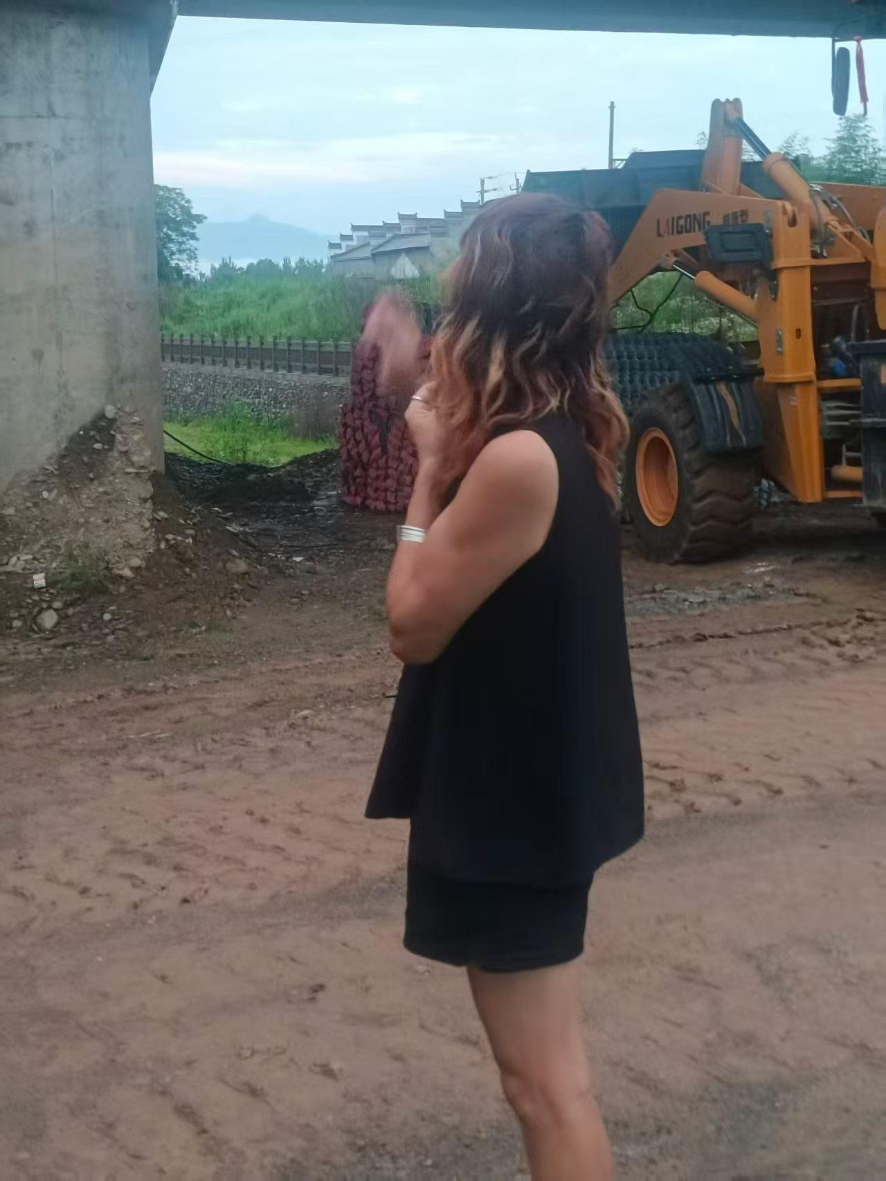 杂文《失足妇女偶遇记》
​
​    傍晚时分，我在江西省九江卸货，正在卸货中，