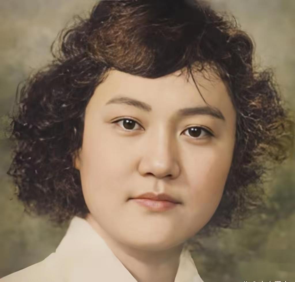 1942年，军统女特工王宝云被绑在老虎凳上，已经加到第三块砖，她疼得大汗淋漓。日