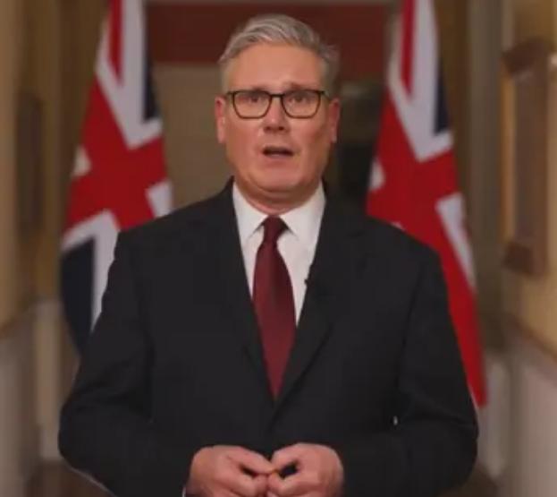 英国下场了，斯塔默决定帮助美国！美国以色列很害怕伊朗的导弹，短时间摆平不了，
西