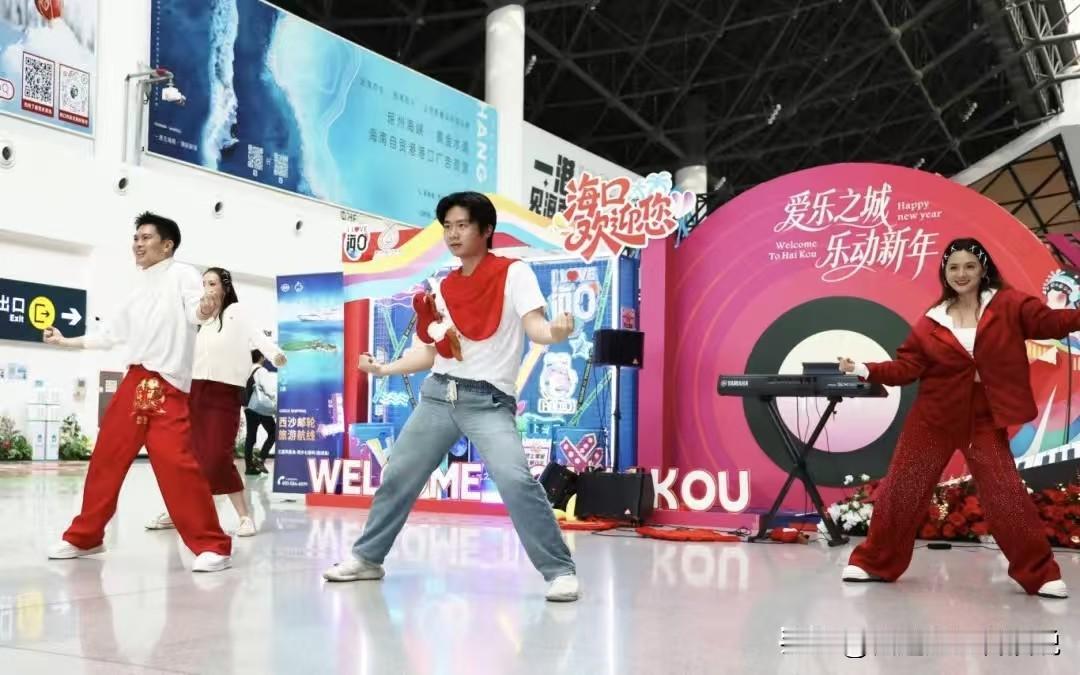 刚从新海港坐船登岛，出到达厅就遇上了港口的迎宾快闪，还挺意外的。现场有乐队唱歌，