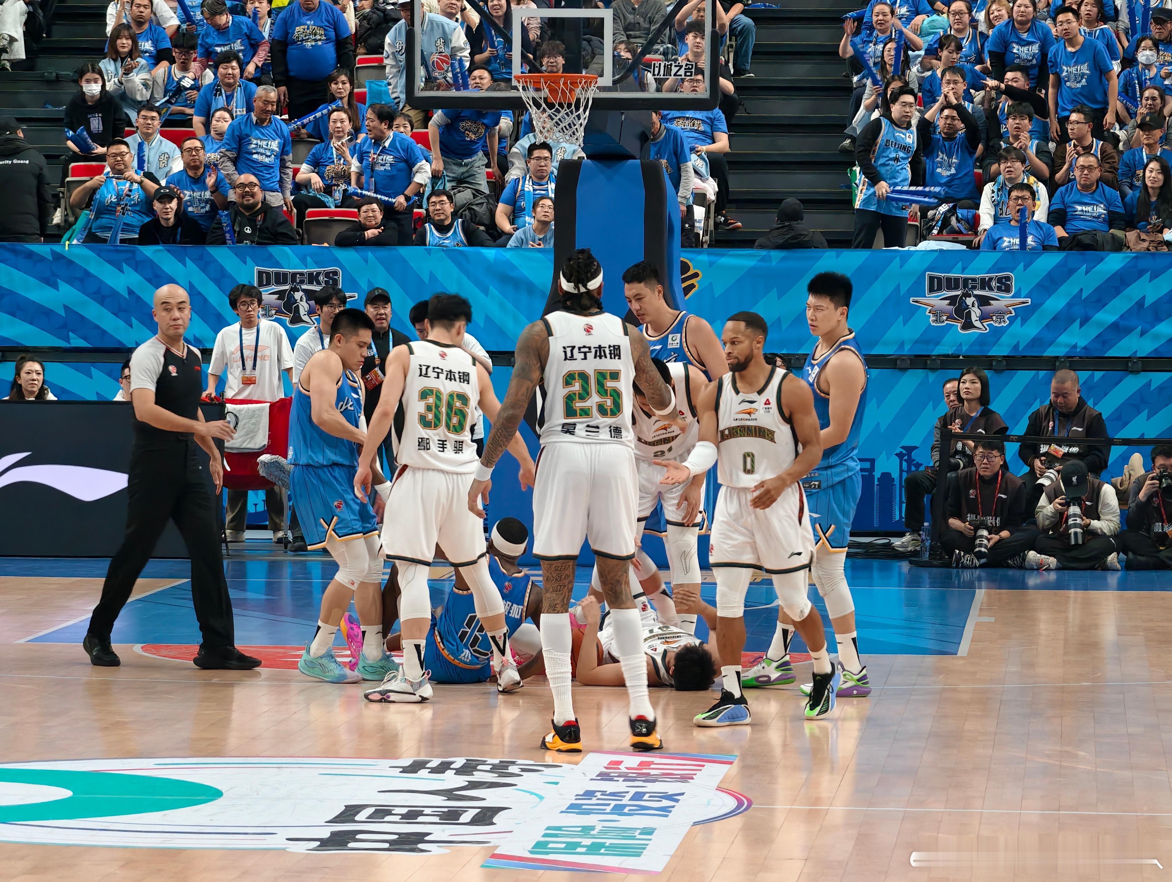 今天北京和辽宁的一三节，被哨子切割得稀碎啊。三节结束俩队犯规数14-15北京男篮