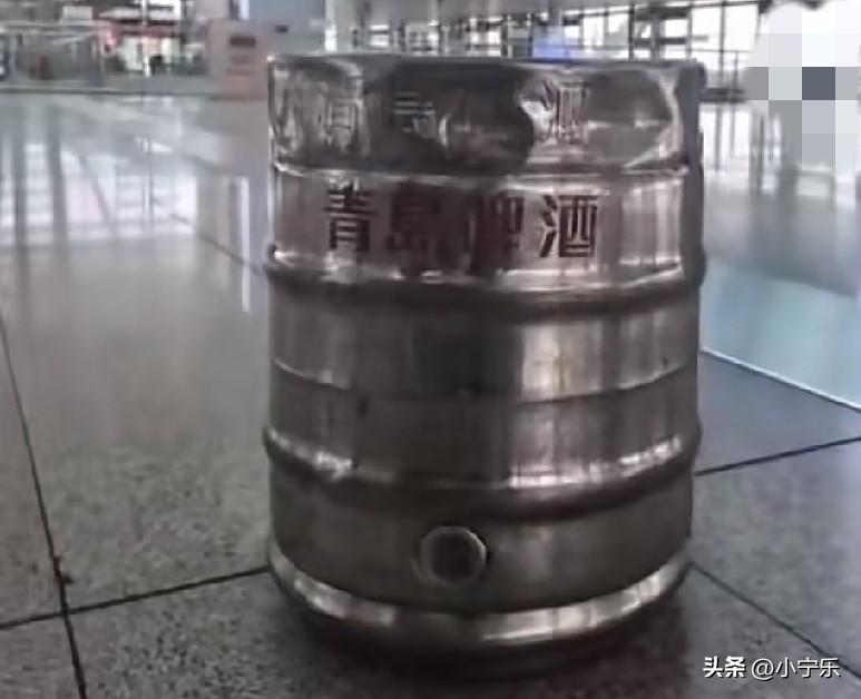 6月14日，一男子从青岛扛了40斤原超大桶啤酒，坐高铁去北京参加同学聚会。网友直