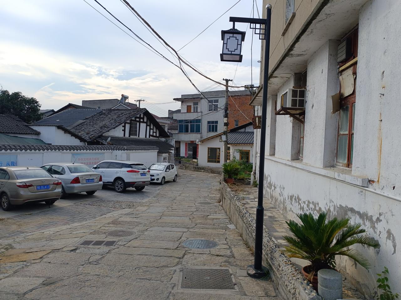 随手拍一张蓝天白云江南的天是淡淡的蓝，在满目绿色的衬映下，犹如水彩画家不经意的涂