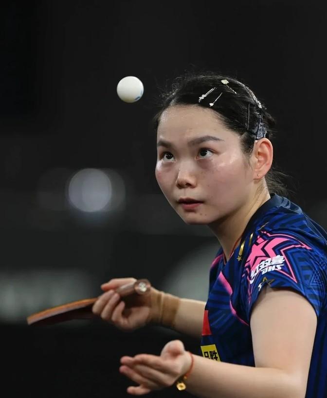 大藤沙月在法国冠军赛上把张本美和给赢了，现在状态好得很，何卓佳要想挡住她这波攻势