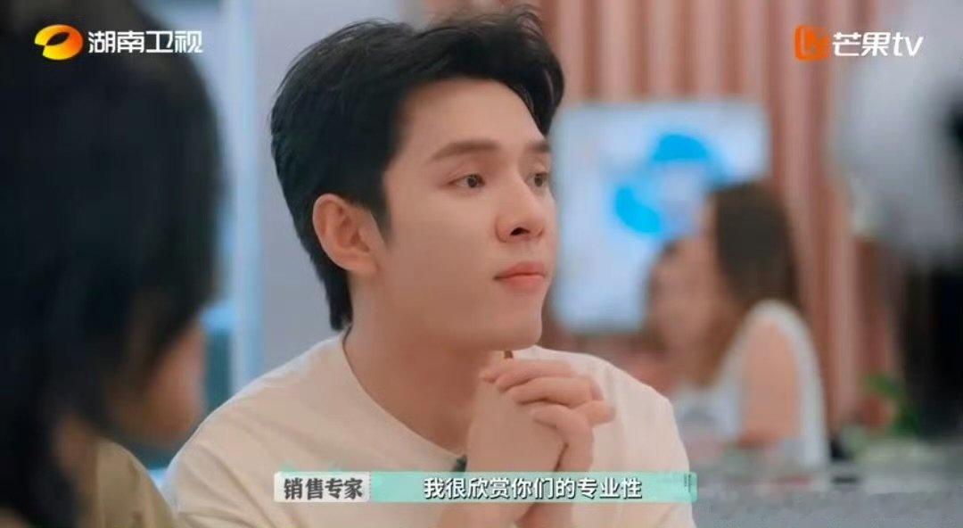 李佳琦被法国顾客夸奖专业巴黎合伙人名场面巴黎合伙人 李佳琦：专业这块从不掉链子！