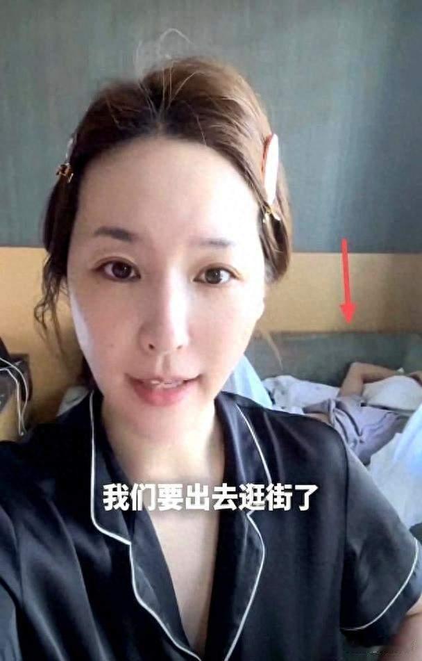 离婚13年零互撕！李亚鹏逆袭拿代言，20岁李嫣素颜美翻，高下立判