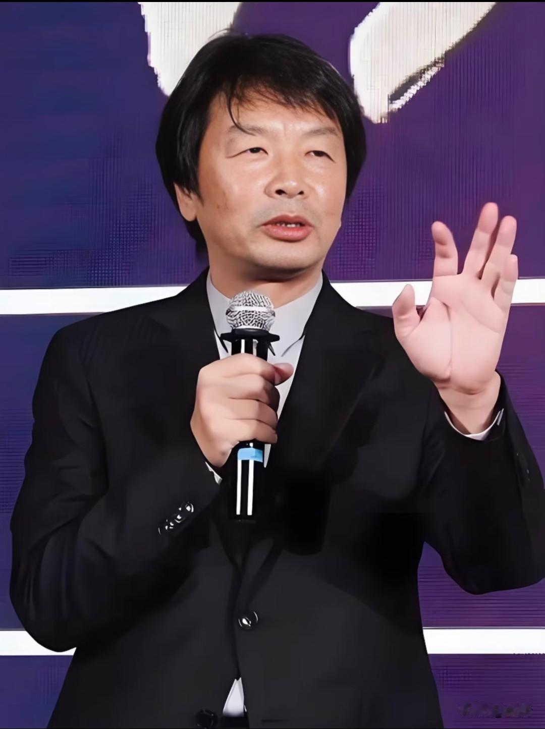 刘震云说：“想看透一个女人，其实特简单。

你请她吃十顿饭，

都不如让她坐一次