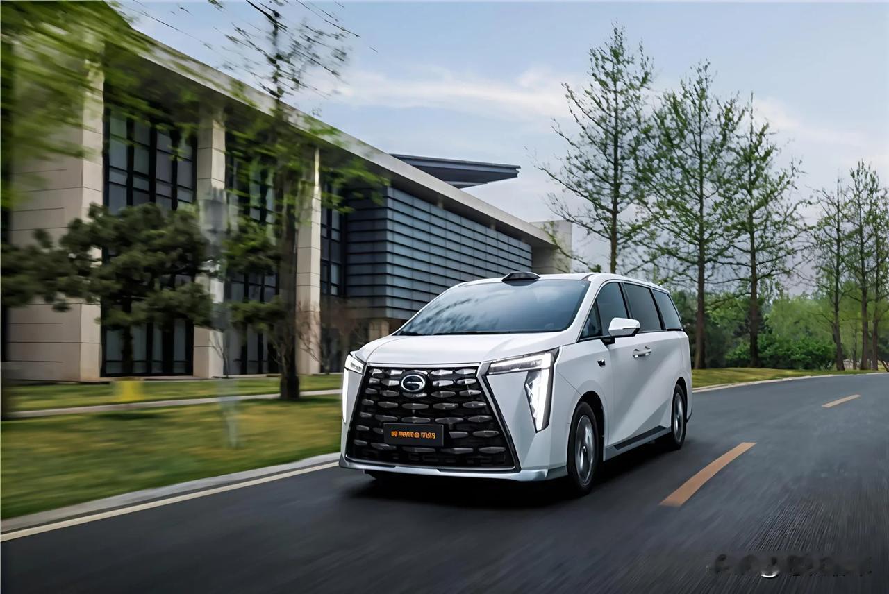 广汽传祺向往 M8 乾崑系列售价 35.99-40.99 万元，以 2.0T 插