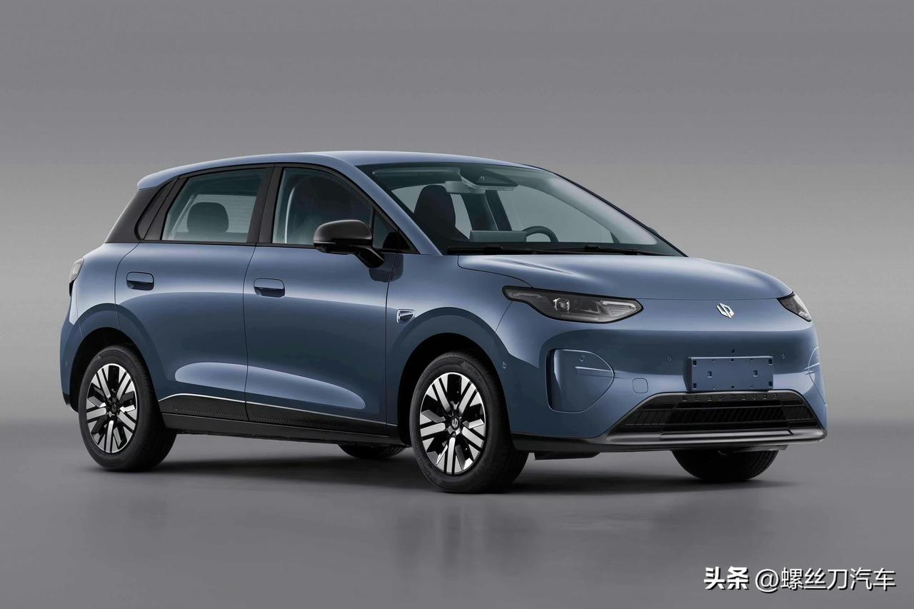 定位纯电小型车！零跑A05申报信息曝光：百万销量靠它了？
近日，我们从工信部看到