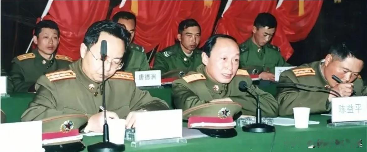 2001年，时任西藏军区政治部主任段禄定将军参加活动的照片。段禄定曾多次强调：“