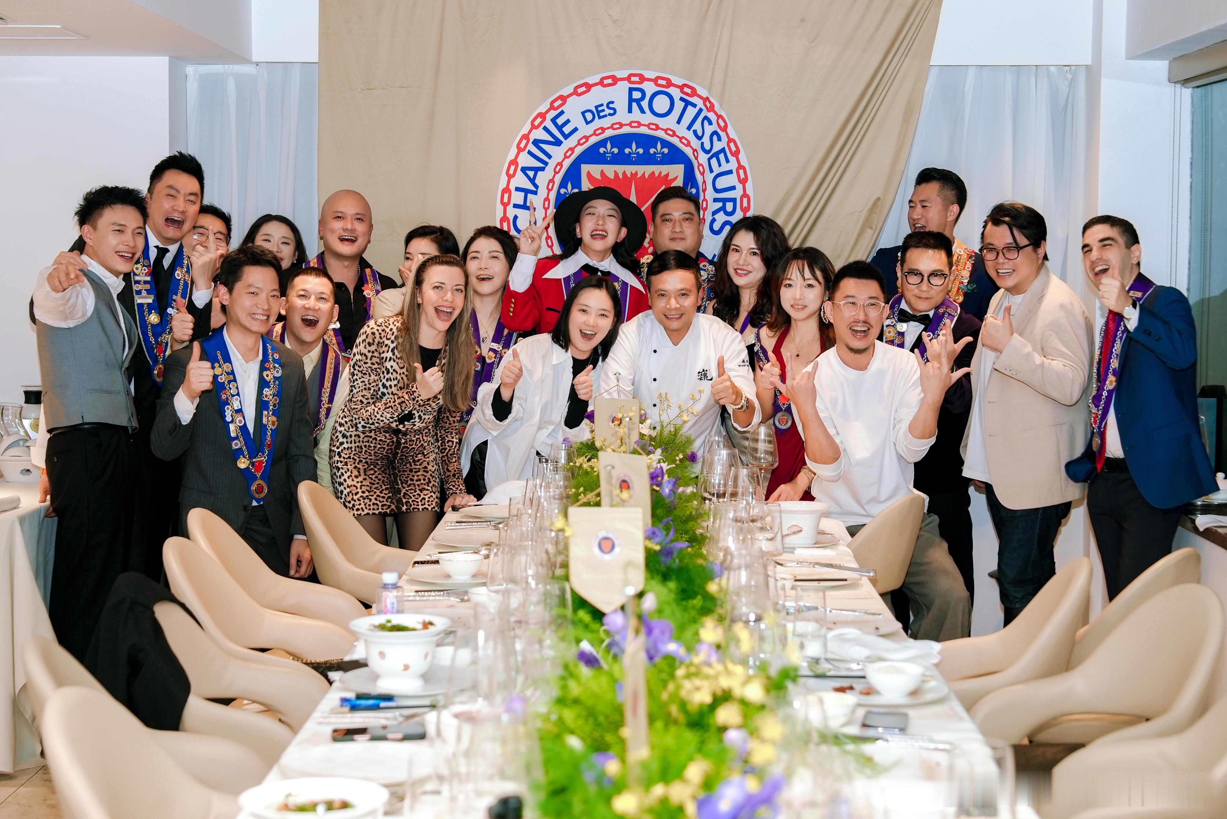 很开心今晚在巍绝艺创菜，接待法国美食协会的朋友们。席间，刀叉与筷子共舞，法语与中