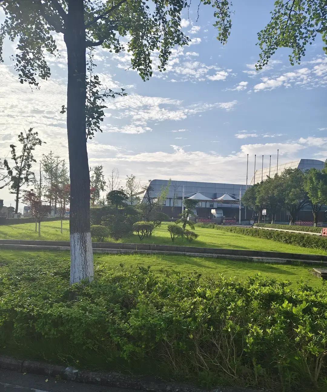 对象的新工作定下来了，试用期工资14000元，转正还要看表现，老板让他下周一直接