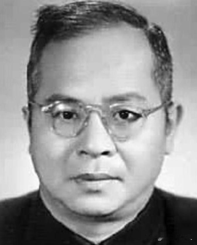 1969年，曾经的清华教授吴晗被绑在树上，批斗者一根一根拔光他的头发，接着，他们