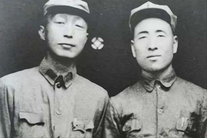 漳州战役后，红军缴获两架飞机。总指挥林和政治委员聂荣臻兴致勃勃，各乘一架飞往敌占