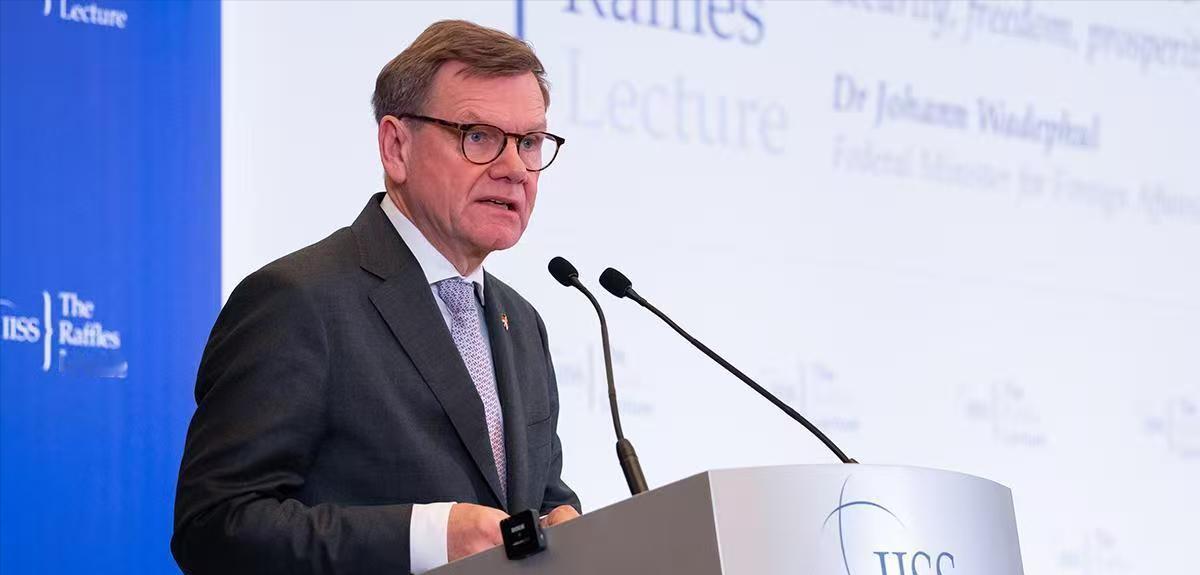 *德国外长瓦德富尔昨天在新加坡放话了，说德国坚定站美国一边，跟中美关系不等距，华