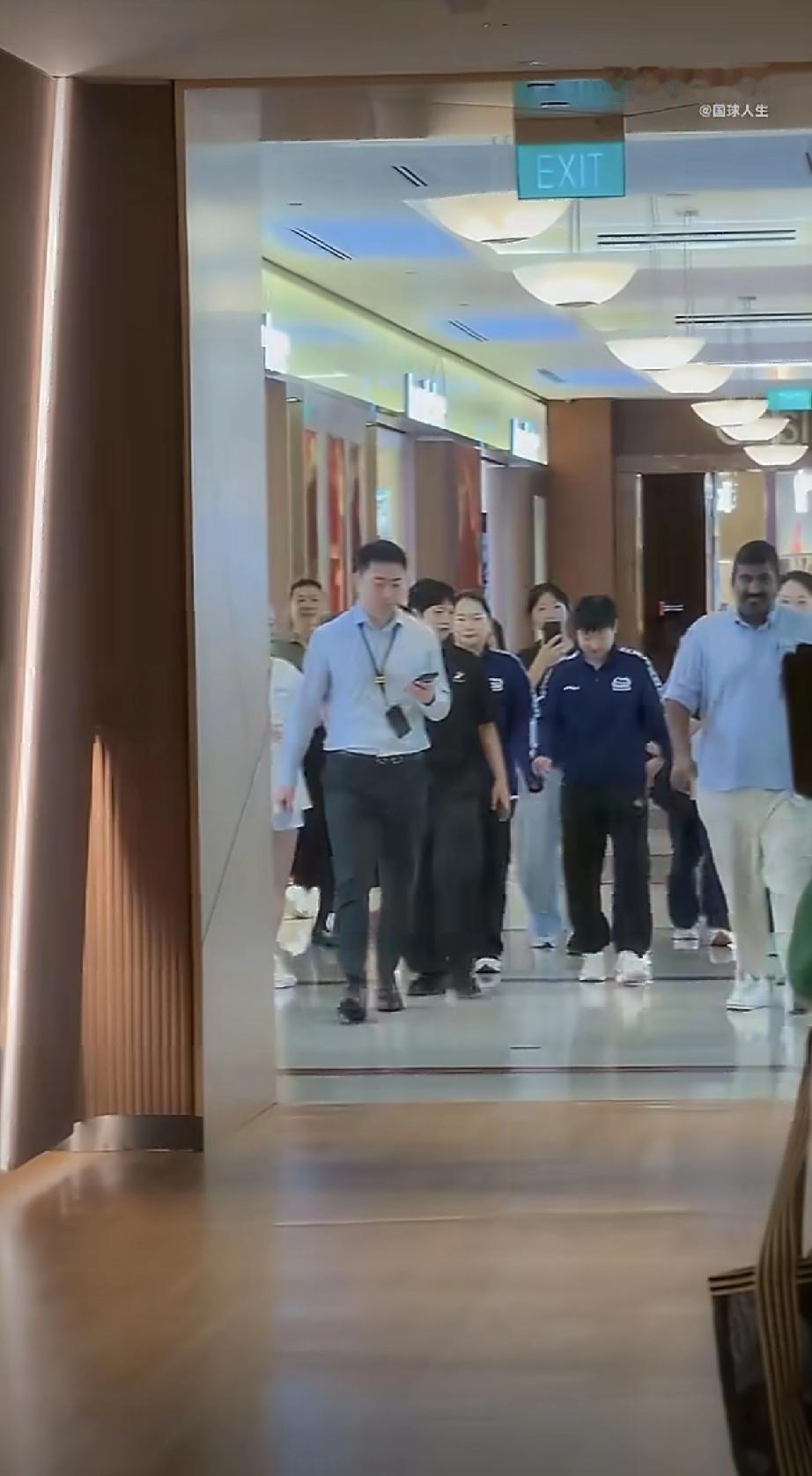 昨晚，孙颖莎、何卓佳外出逛街，保安簇拥下仍有球迷跟拍，莎莎不得已用手挡着脸[捂脸