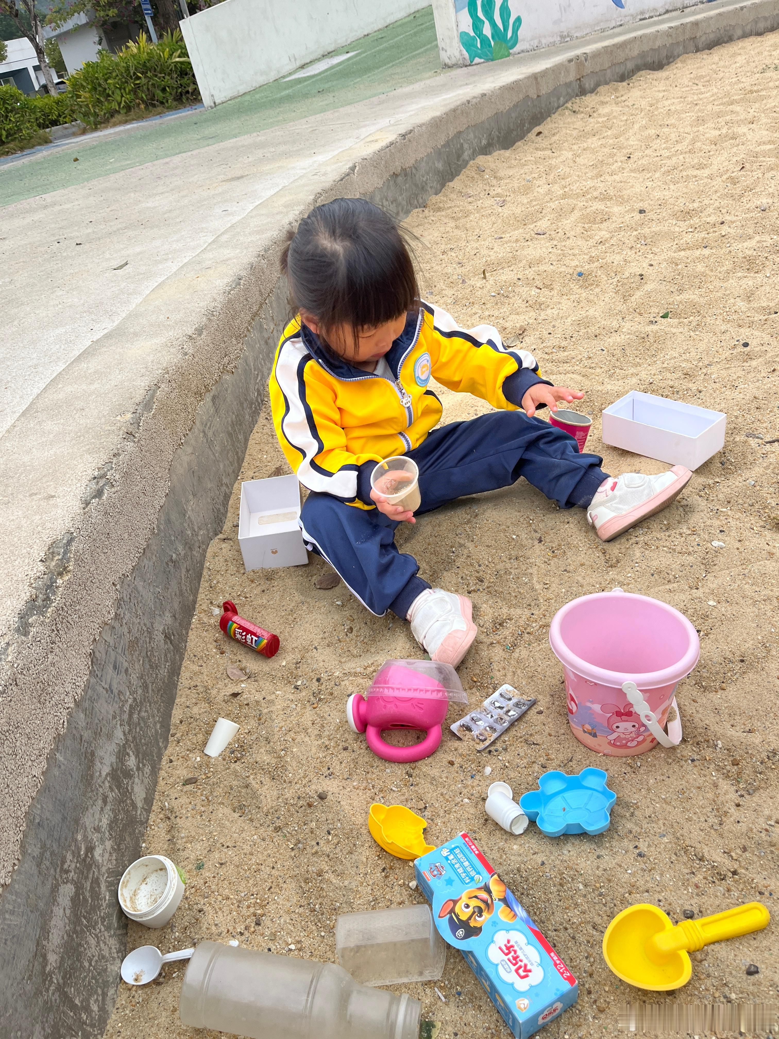 今天好多了，可以带娃出来玩，柠宝眼睛还没好，有点肿、红，所以没让她去学校。昨天是