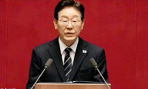 特朗普最近点名韩国，指责对方对美国一点忙都帮不上，这话一出来，估计最紧张的就是李