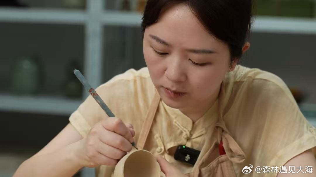 丽水松阳把千年瓷韵泡进茶汤里窑火暖了千年，青瓷盛了茶香。在松阳杨家堂的古村烟火里