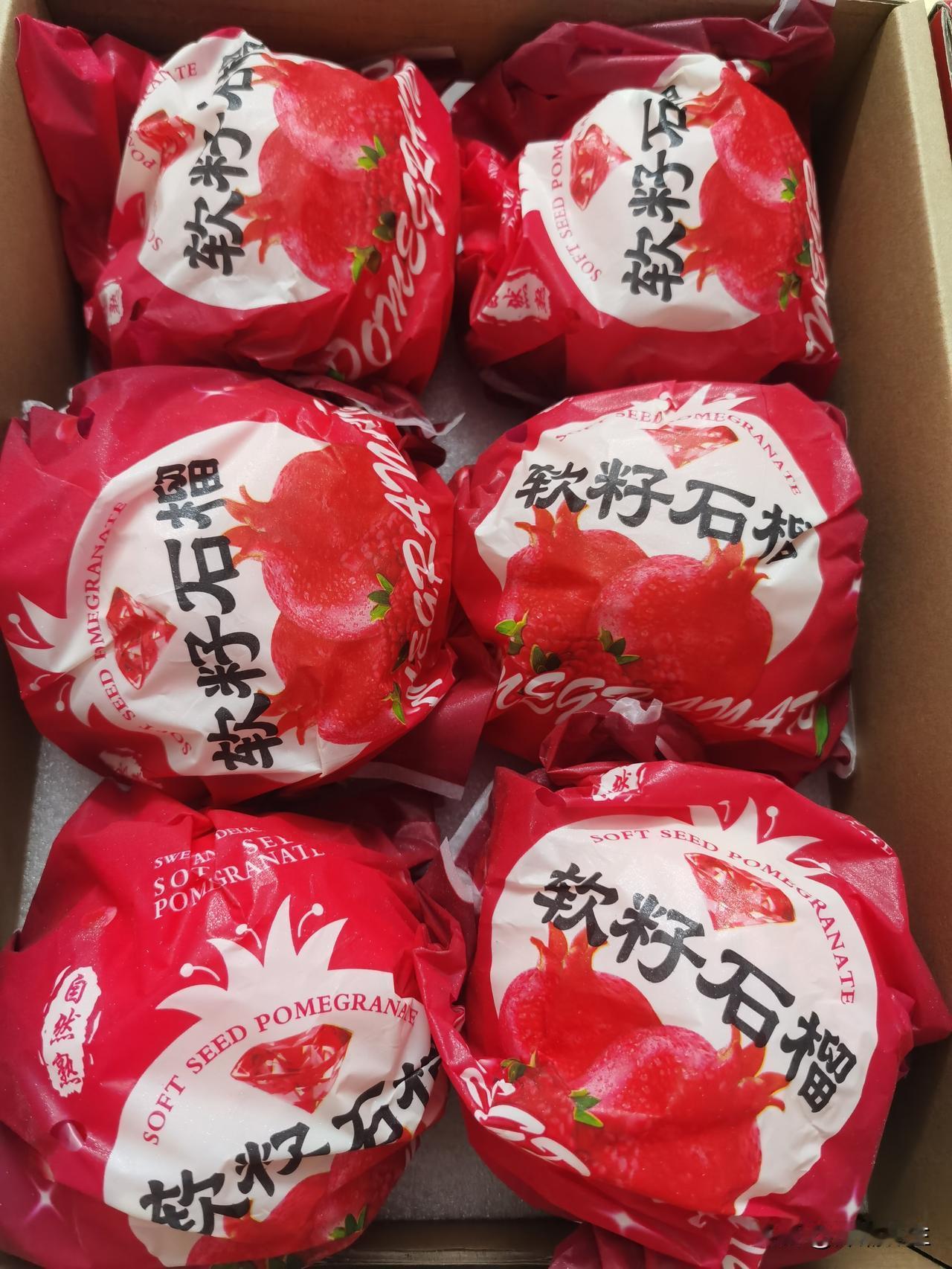 从远方飞到深圳的甜蜜！朋友寄来的大凉山会理软籽石榴今日送达，拆开礼盒，个个红装包
