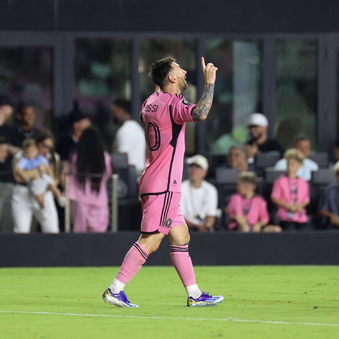 💬：梅西被替换下场？马蒂诺🎙️：梅西右腿肌肉超负荷(有轻微受伤)，这就是我们