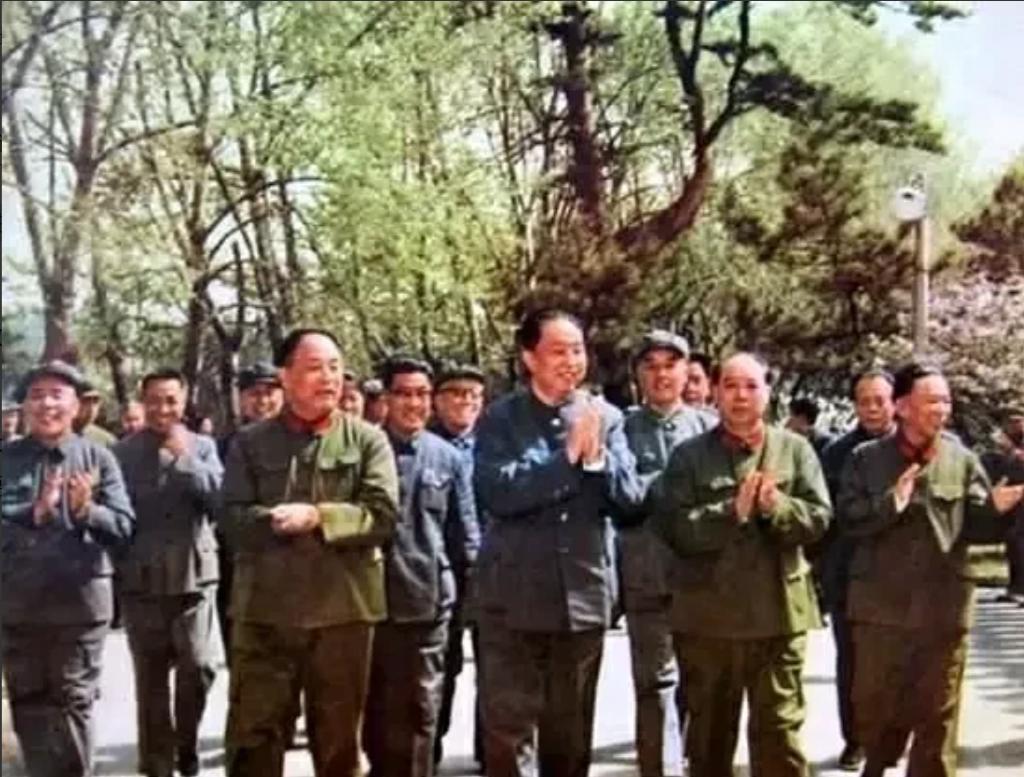 1977年，华国锋同志与汪东兴副主席前往沈阳军区视察工作，时任沈阳军区司令员李德