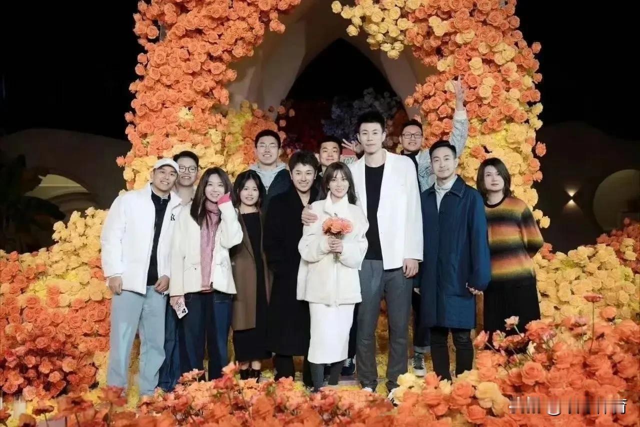 据报道称，辽宁男篮球员张镇麟于1月9日在浙江杭州和自己的爱人领取了结婚证。
恭喜