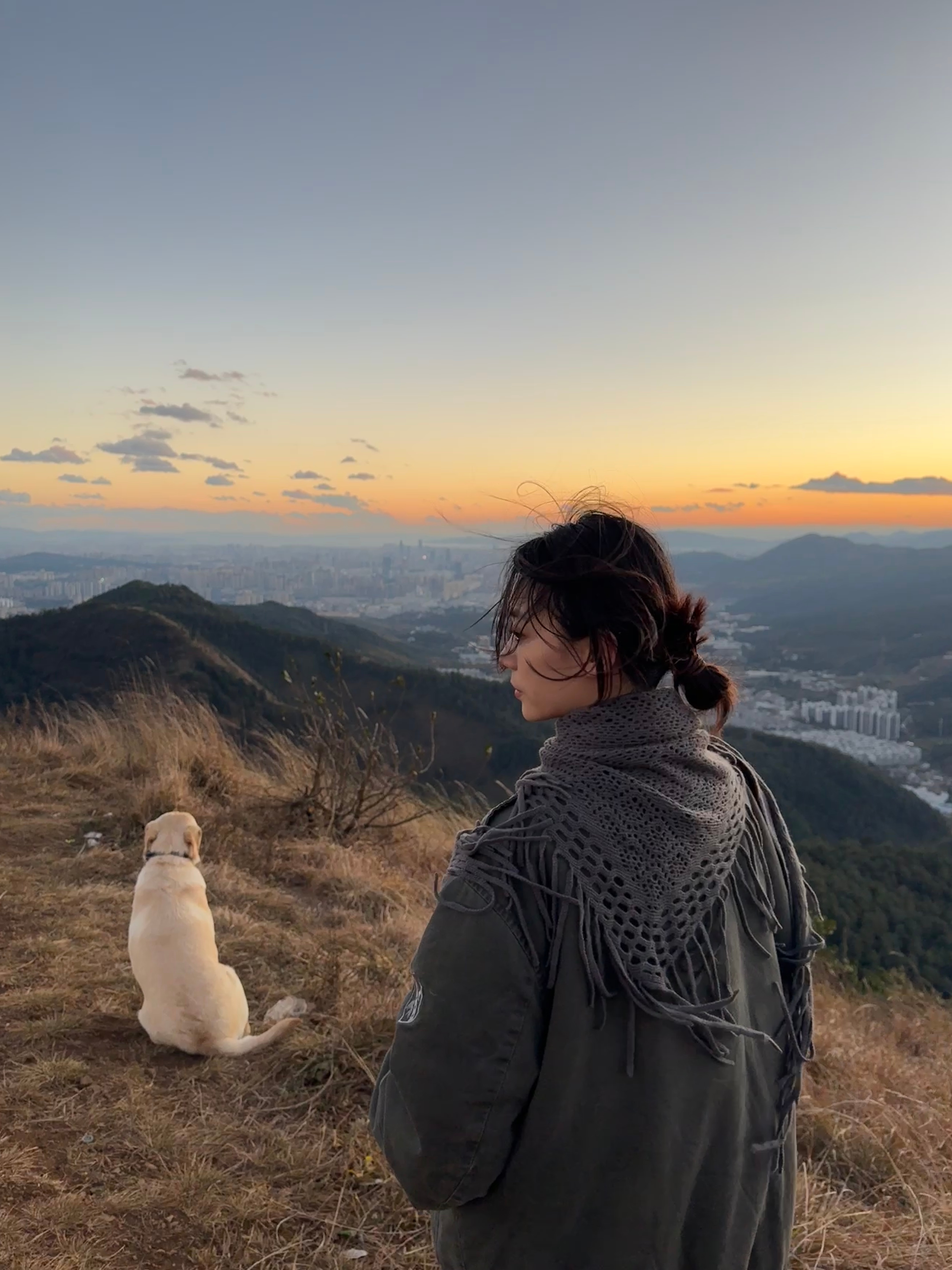 站在山顶眺望城市全景 