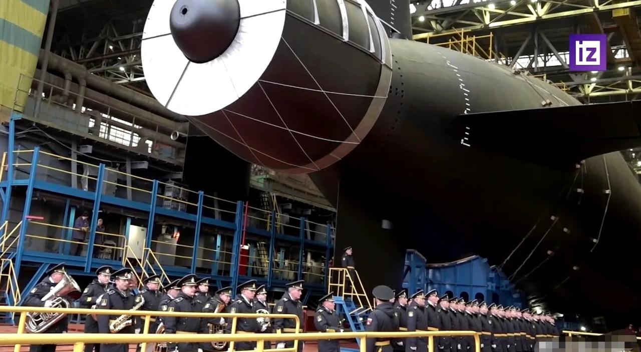 “哈巴罗夫斯克”号特种核潜艇下水
俄海军“哈巴罗夫斯克”号特种核潜艇昨天在北德文